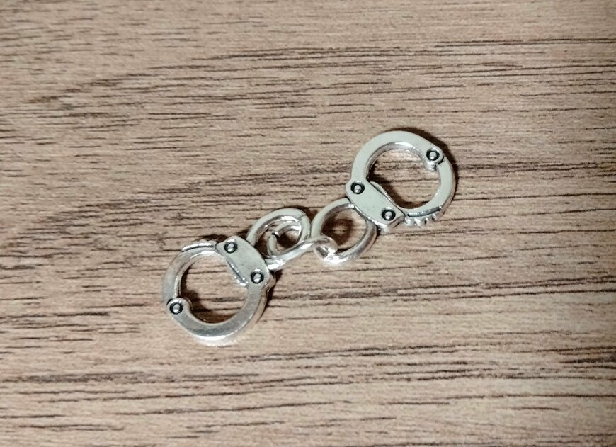 筆者撮影（山田化学株式会社、ミニチュア 手錠）