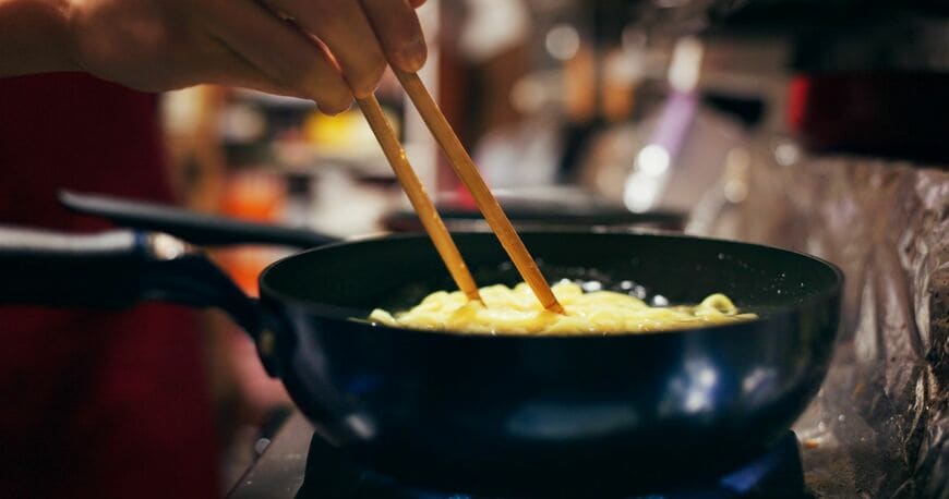 耐熱だと思っていた「箸」で蕎麦を茹でたら…変わり果てた姿のSNS投稿に反響。投稿主にも取材
