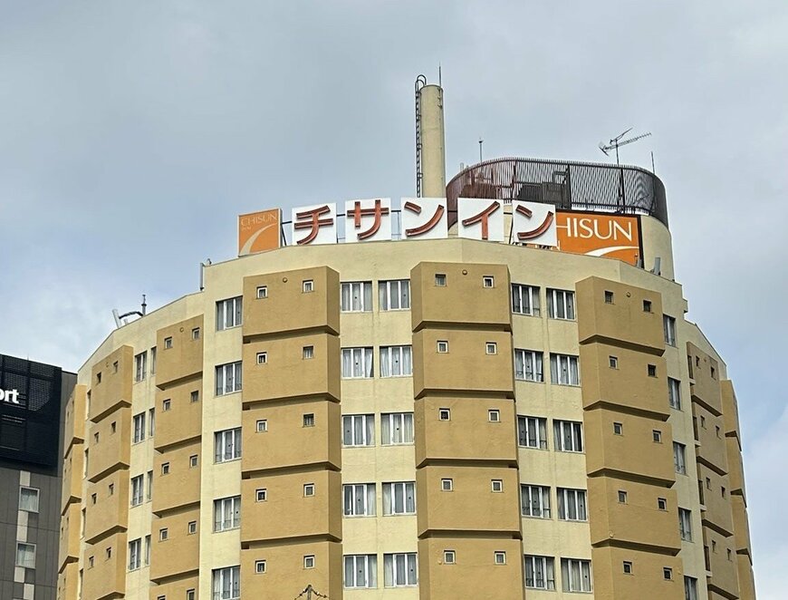 ホテルの館内はまるでミステリー作品の世界　不思議なレイアウトや螺旋階段に「脳がバグりそう」