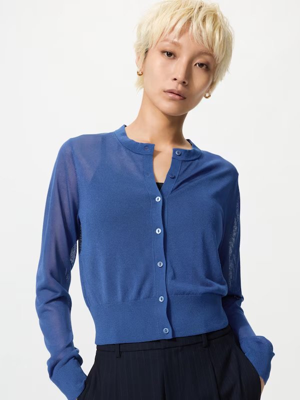 出所：ユニクロ公式　シアークルーネックショートカーディガン67 BLUE