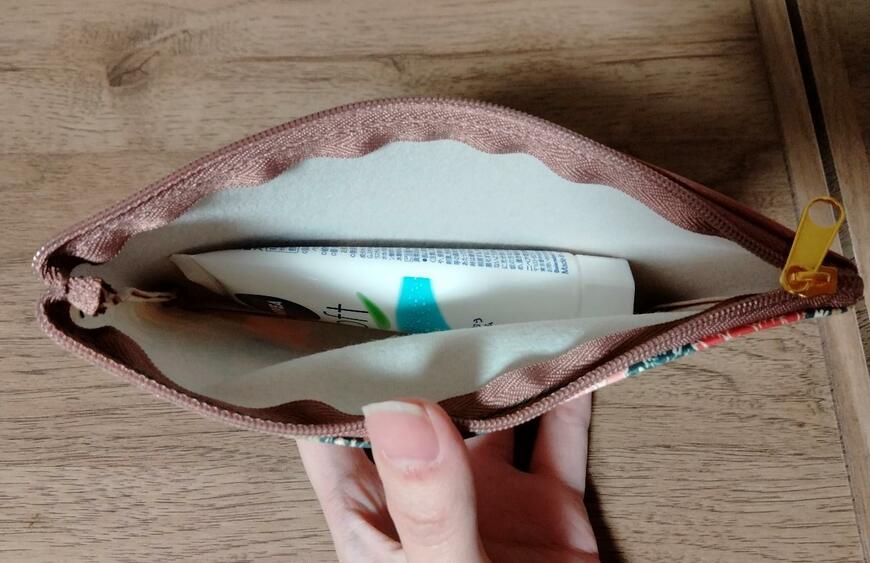 筆者撮影（セリア、フラットポーチ ウィリアム・モリスデザイン）