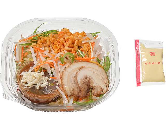セブン-イレブンの新商品：禁断のにんにくマヨ　　野菜盛りまぜ麺