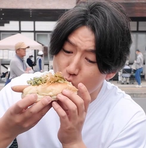 あふれるほど具が入った「深谷ねぎドッグ」