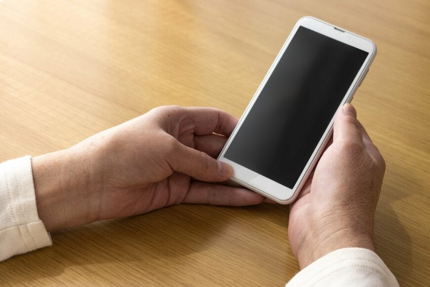 スマホをもつ高齢者