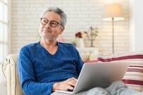 【元銀行員が解説！】「定年後もお金に困らない人」に共通する5つのポイントとは？年代別の《平均貯蓄額・中央値》はいくら？