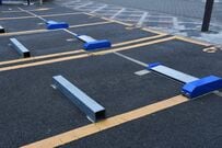 「考えた人、グッドデザイン賞じゃん？」雨の日にコインパーキングの精算機で見つけた便利な傘掛けに称賛の声
