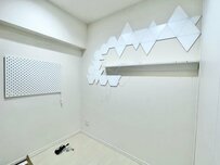 たった3畳の部屋が「4年間で変身」　白×照明で作り上げたデスク環境に「夢しかないですね」