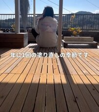 2年以上放置した築50年別荘の〈ウッドデッキ〉→メンテナンスで〈ツヤツヤな憩い空間〉が復活！女性の奮闘に「塗り塗りご苦労様です」