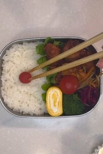 【女子高生弁当】みんな大好き唐揚げや卵焼きなど“定番おかず”が美味しそう！