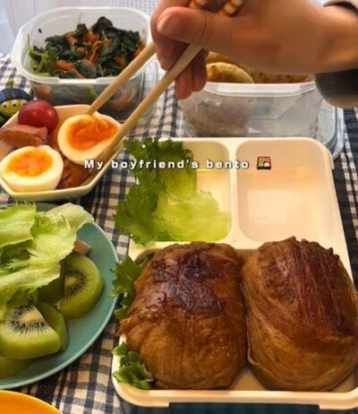 大きな肉巻きおにぎりがメインの弁当