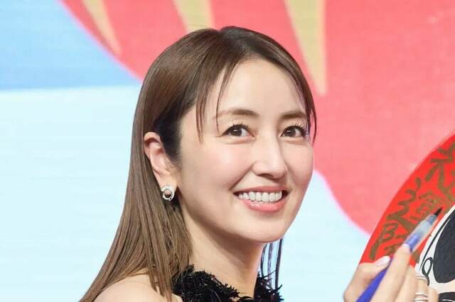 矢田亜希子 山梨県の富士本栖湖リゾートで『富士芝桜まつり』を堪能　「景色も亜希子ちゃんも綺麗」「素敵」「一緒に写真撮りたい」