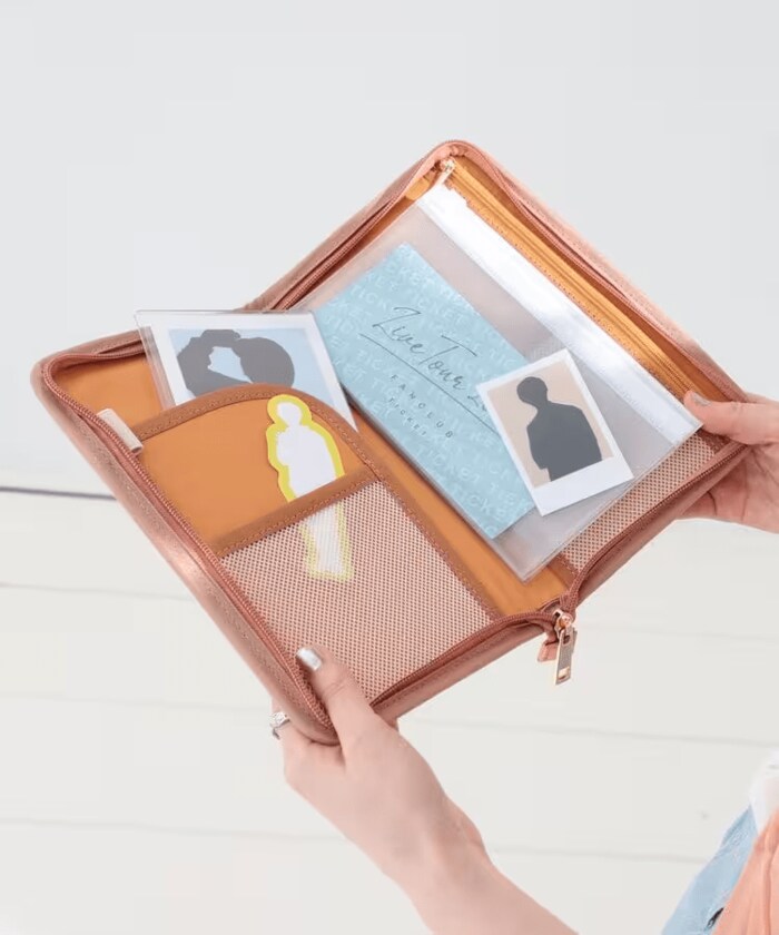 大きく開いて出し入れしやすいファスナー開閉タイプ