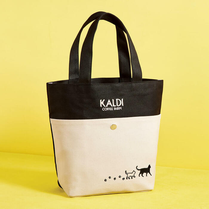 キャンバス素材に可愛らしいネコのプリントが入ったトートバッグ