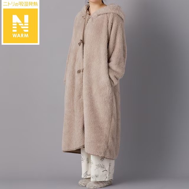 部屋の中でくつろぐときに着用したい、あたたかいフード付きのアイテム