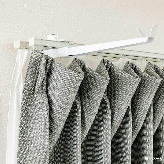 ハンガーを取り付けたままでもカーテンの開け閉めができます