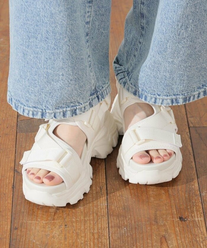 幅広いコーディネートに馴染む汎用性の高さも魅力の一つ