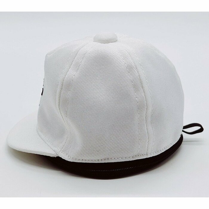 ホワイト生地に刺繡が入ったポーチ付き