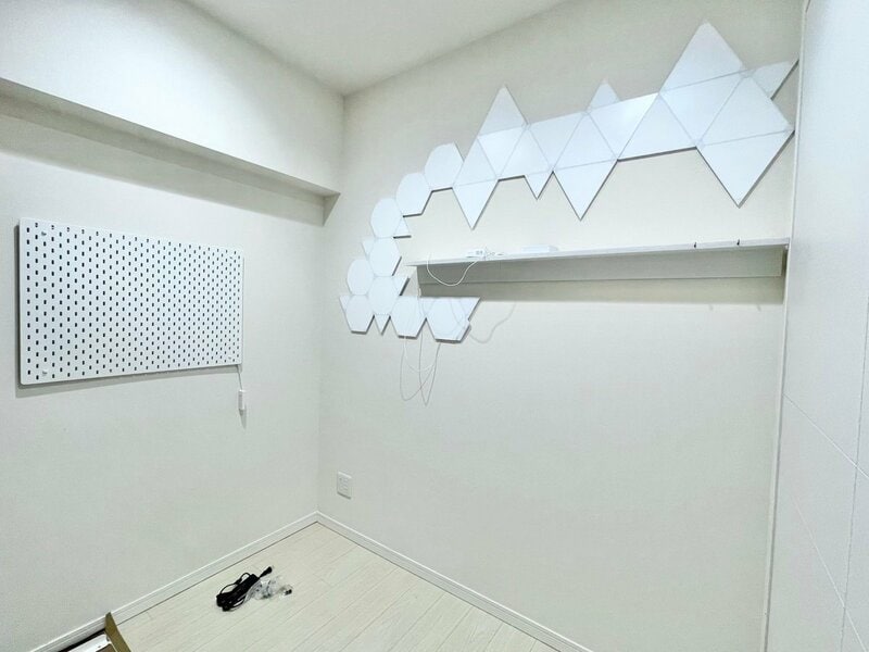 たった3畳の部屋が「4年間で変身」 白×照明で作り上げたデスク環境に「夢しかないですね」
