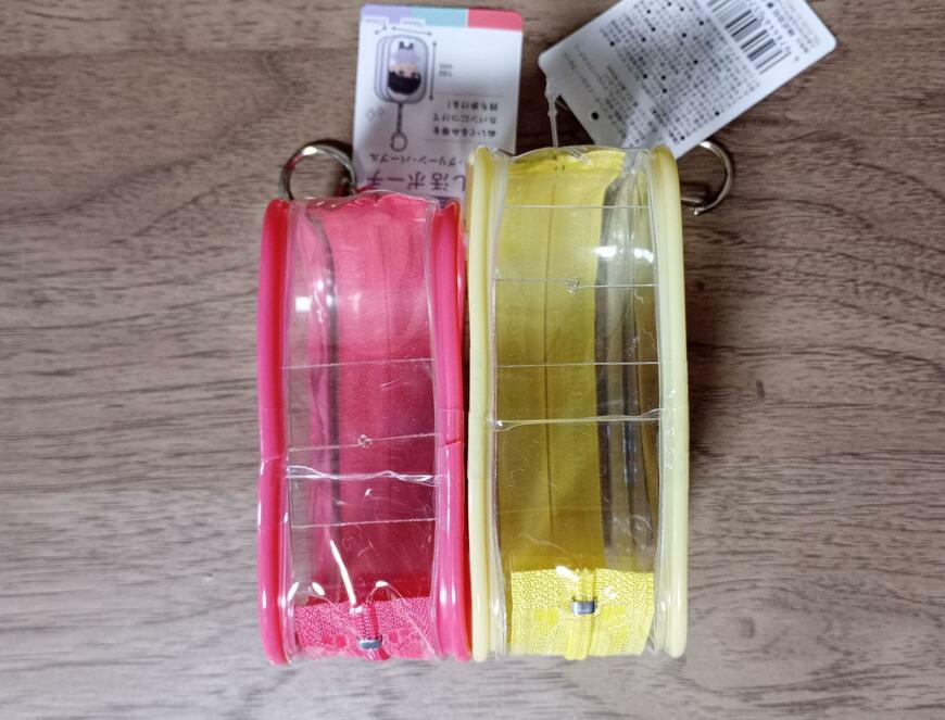 筆者撮影（セリア、推し活ポーチS（レッド・グリーン・パープル）・推し活ポーチM（ピンク・イエロー・ブルー））