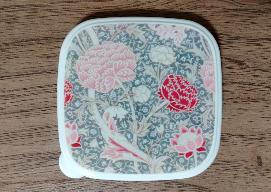 筆者撮影（セリア、シール容器 130ml 2P ウィリアムモリス柄）