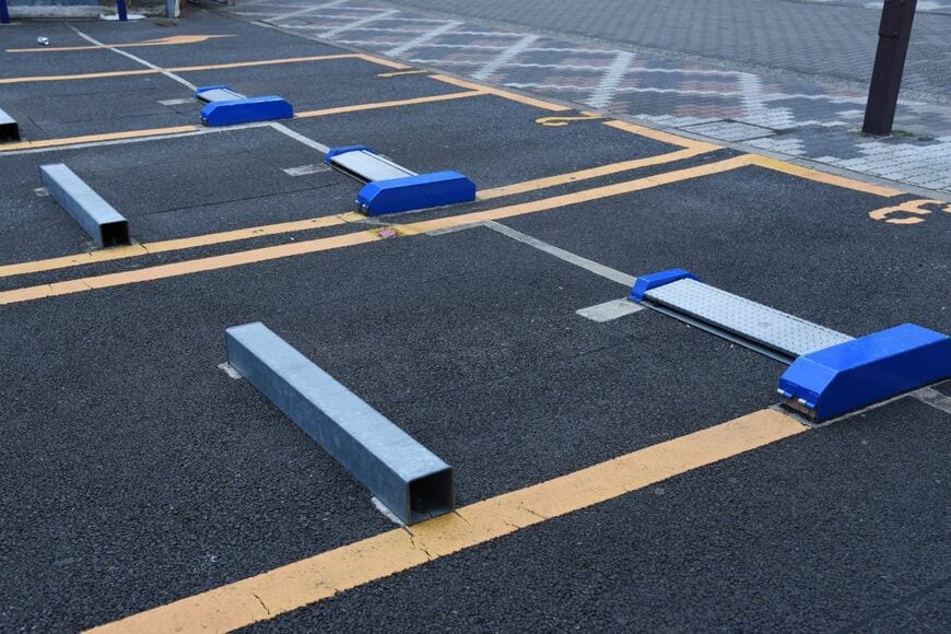 「考えた人、グッドデザイン賞じゃん？」雨の日にコインパーキングの精算機で見つけた便利な傘掛けに称賛の声