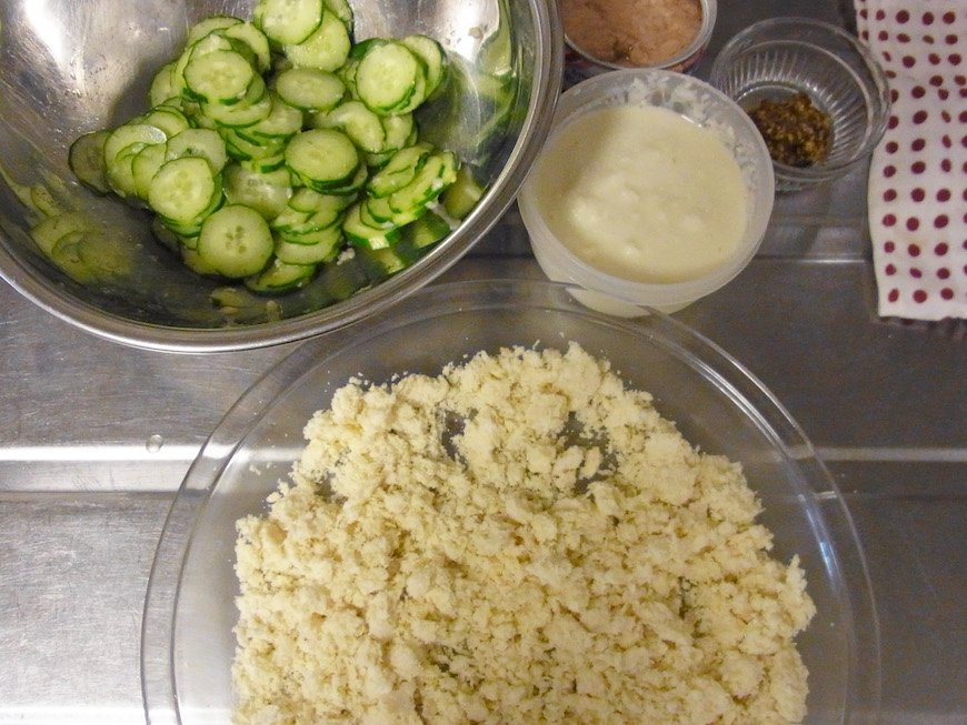 耐熱皿におからを広げ、電子レンジで2分加熱。しま模様に皮をむいたきゅうりを薄く切り塩麹をまぶしてしんなりさせる。