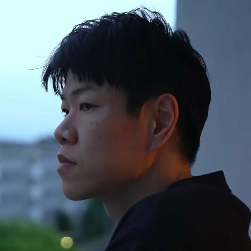 「あたたかく穏やかな時間」古い団地に“たった1人”幸せに暮らす40代男性…自分のため「豚ハツの塩ダレ炒め」作って食べる様子にホッコリ