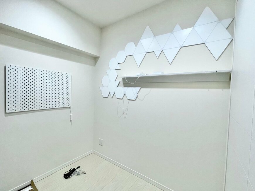 たった3畳の部屋が「4年間で変身」　白×照明で作り上げたデスク環境に「夢しかないですね」