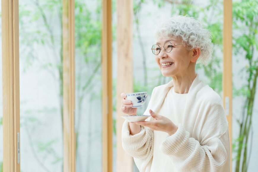 70歳代「おひとりさま女性」貯蓄の平均額は1000万円超も「厚生年金・国民年金」の受給額は？