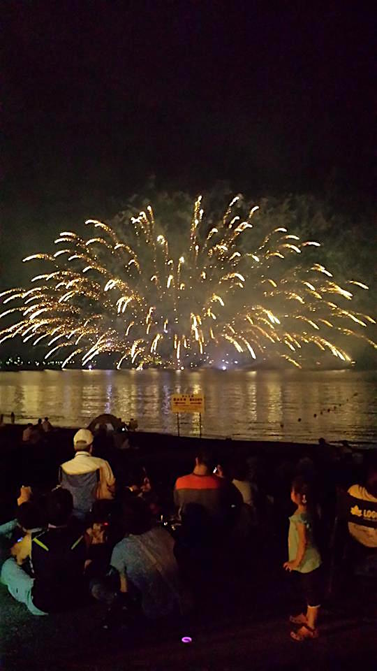 水上花火で有名な館山湾花火大会