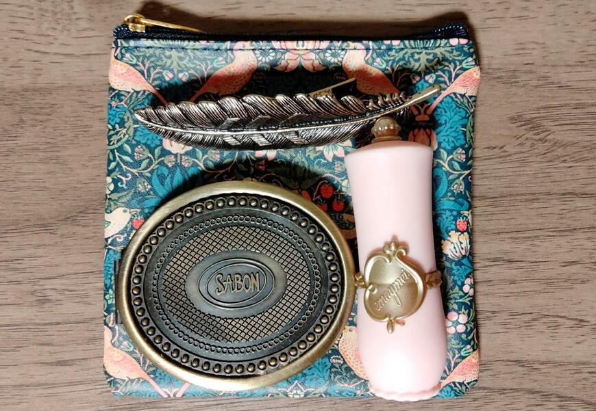 筆者撮影（セリア、スクエア フラットポーチ ウィリアム・モリスデザイン）