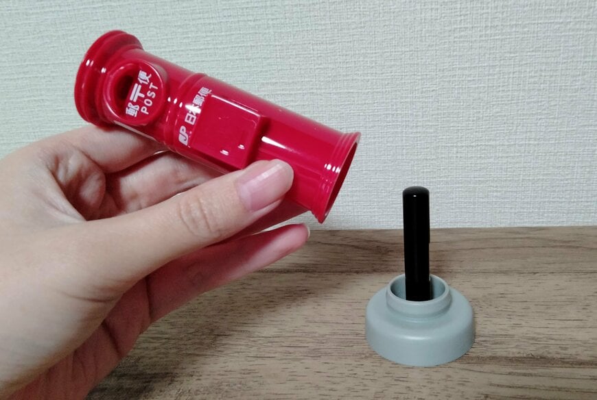 筆者撮影（ダイソー、丸型郵便ポストハンコケース）