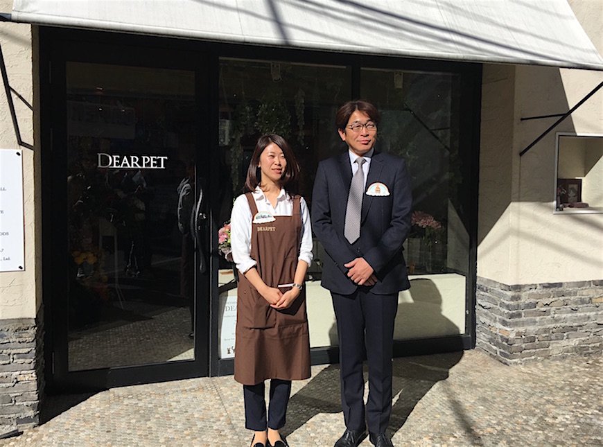インラビングメモリー代表の仁部武士さんとディアペット店長の関口真季子さん
