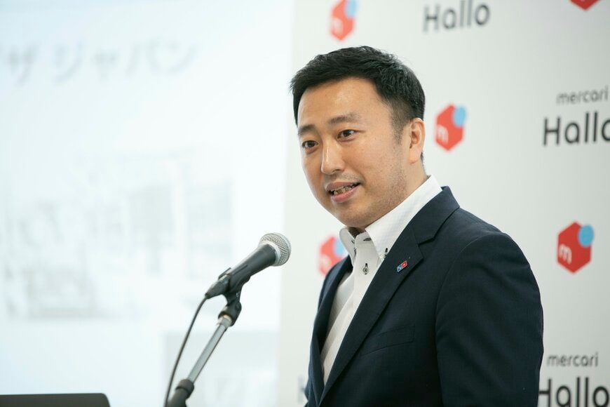 発表会で話している男性の写真