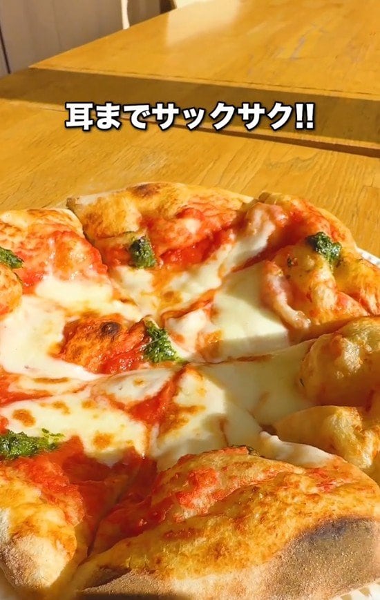 耳までサクサクのピザ