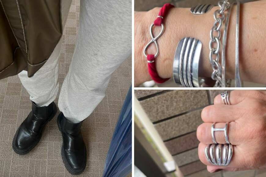 スウェットパンツを黒ブーツにインし、シルバーアクセサリーを重ね付け