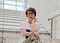【60代マダム】が着こなす「Tシャツ×柄パンツ」コーデ。元気が出そうな組み合わせが素敵！