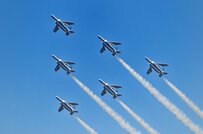 茨城県の空を「展示飛行したブルーインパルス」を撮影　シュールすぎる1枚に思わず目を疑う「アルパカの大群？」