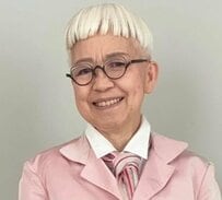 【75歳おばあちゃん】GUのチノパンツ着回しコーデがおしゃれすぎる！春らしい大人スタイルに絶賛の声「街中ですれ違ったら絶対振り返る」