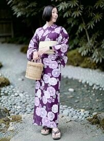 【68歳マダム】2種類の紫色の浴衣を艶やかに着こなす！大人の余裕と品格を感じる姿に「美しい…見惚れます」の声