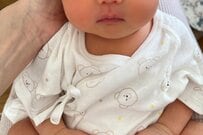 「寝ている新生児」を1年後に同じポーズで撮影した結果→驚きの成長姿に約4万いいね「そのままおっきくなった」