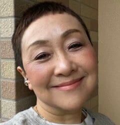 【64歳マダム】が着こなす無印良品の〈カーキのナイロンアウター〉ピンクとのおしゃれな組み合わせに「可愛いですね〜！」の声