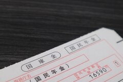 4月から「国民年金保険料」は「月1万7920円」へ増額！お得な支払方法はある？40年間、保険料を全て納めた現シニア世代は年金を「月いくら」受けとれる？