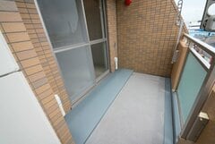 マンションの隣人から送られてきた「愛犬の写真」　ユニークすぎる姿に笑ってしまう