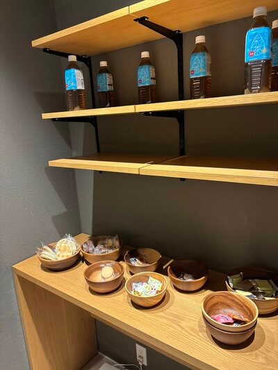 様々なお菓子や飲み物が並びます
