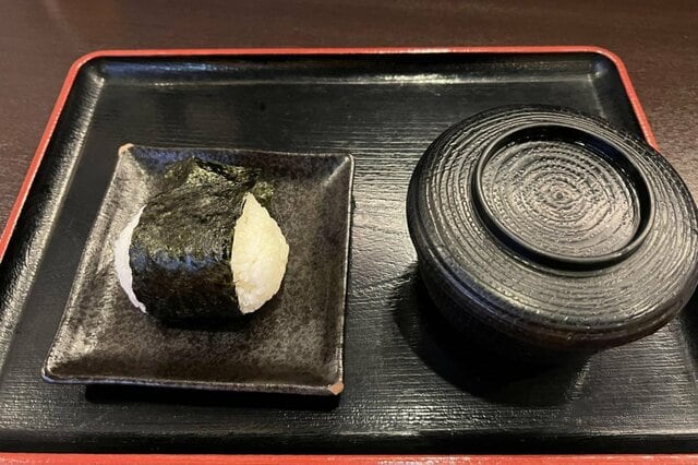 スーパー銭湯で「おにぎりと味噌汁」を注文したら…　思わず目を疑う「お椀の中身」に笑ってしまう