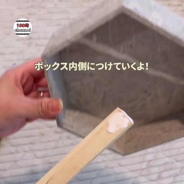 100均アイテムを使った照明のDIY。ダイソーの「ストーン調六角BOX」を活用し、軽くてコンパクトで持ち運びが楽なライトスタンドを組み立てる