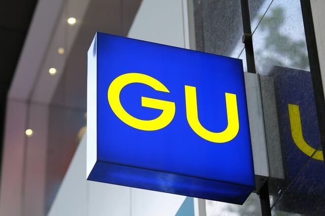 「久々の当たりのバッグ」と高評価も。GU〈ふわふわボストンバッグ〉期間限定1990円。秋冬コーデのアクセントに「長財布もペットボトルも入って軽い」の声も