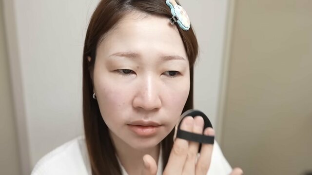 【むくみ解消メイク】顔が腫れぼったい日は「しっかり茶色を入れる」。登録者47万YouTuberが実践する、絆創膏とブラウンシャドウで目元を自然に引き締めるカバー術