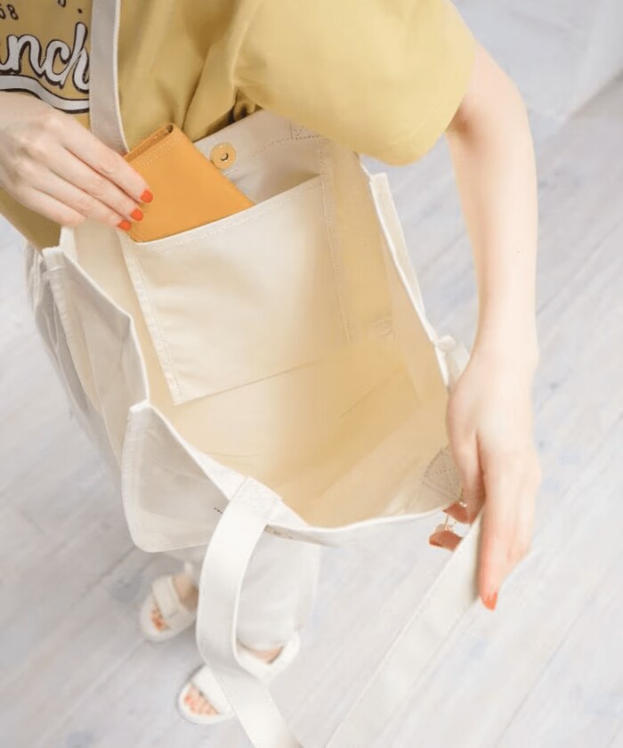 小物やスマホが入れられる内ポケット付き